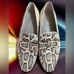 Elegant Vintage Snakeskin Patterned Loafers